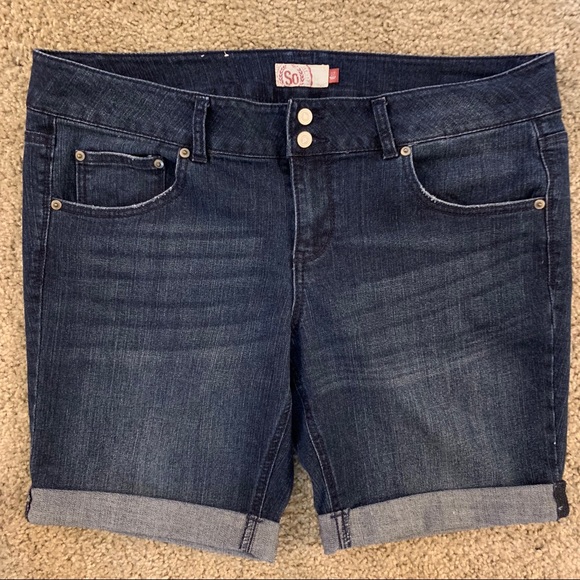 SO Pants - SO lightly destructed stretchy jean shorts